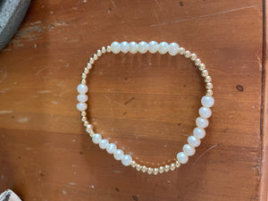 Gold filled bracelet with white pearls