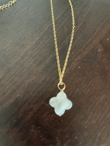 Clover pearl necklace